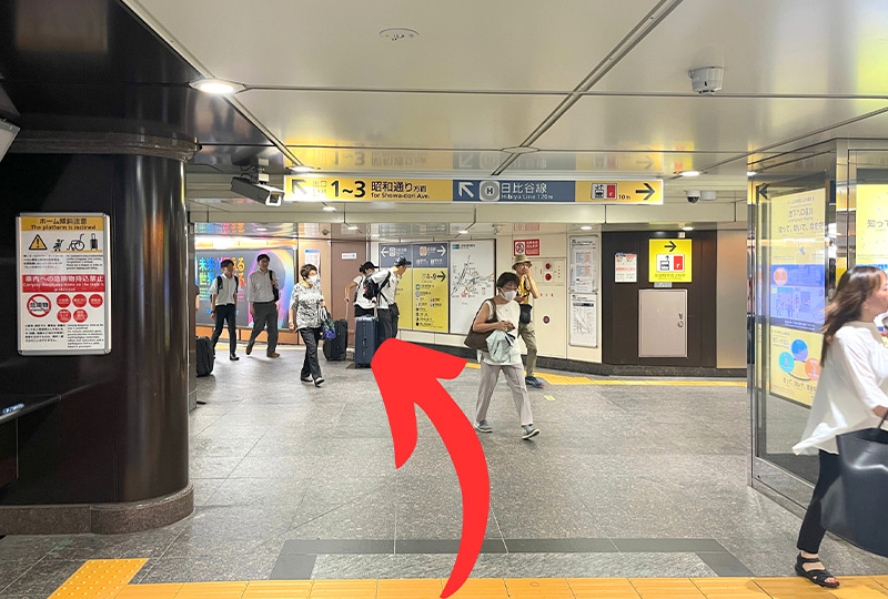 地下鉄2出口へ向かう